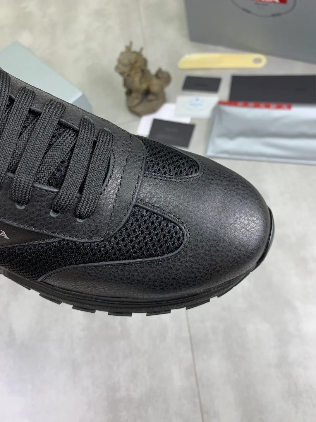 Men's Men's Shoes 💰P560 💰【New Style】 The latest model of high-quality PRADA classic men's shoes has been launched on the official website at a 1:1 replica, synchronized in Hong Kong and on the same catwalk; all made of calfskin➕imported cowhide lining, 🍡🍡original rubber outsole, non-slip and wear-resistant; comfortable on the feet, attractive style, fine workmanship, and simple and neat shoe lasts, highlighting a man's courage and toughness, 👍size 38 to 44 (45 can be customized) black White color🉑️choose